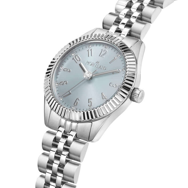 Часовник Morellato Magia. Дамски часовник с функция три стрелки. Каса 32 мм от стомана. Син циферблат с инкрустирани Циркони и верижка от стомана. Водоустойчивост 3 ATM. Гаранция 2 години.