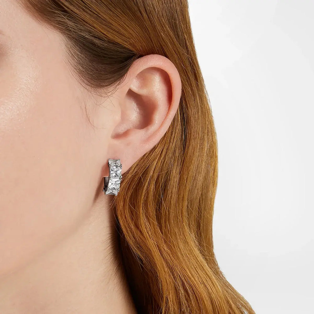 Дамски обеци Chiara Ferragni халки, родиево покритие, показани на модел