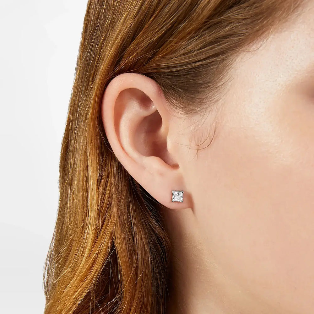 Дамски обеци Chiara Ferragni с родиево покритие, показани на модел