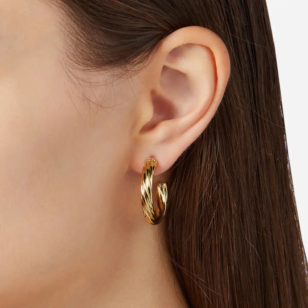 Детайл на обеци-халки Chiara Ferragni Bold със златно покритие и диаметър 2.7 см.