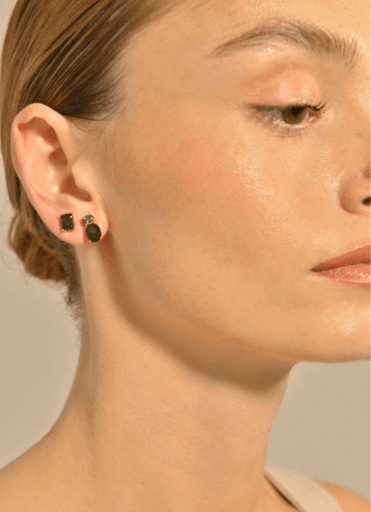 Дамски обеци на винт от сребро 925 с позлата и циркон, носени на модел.