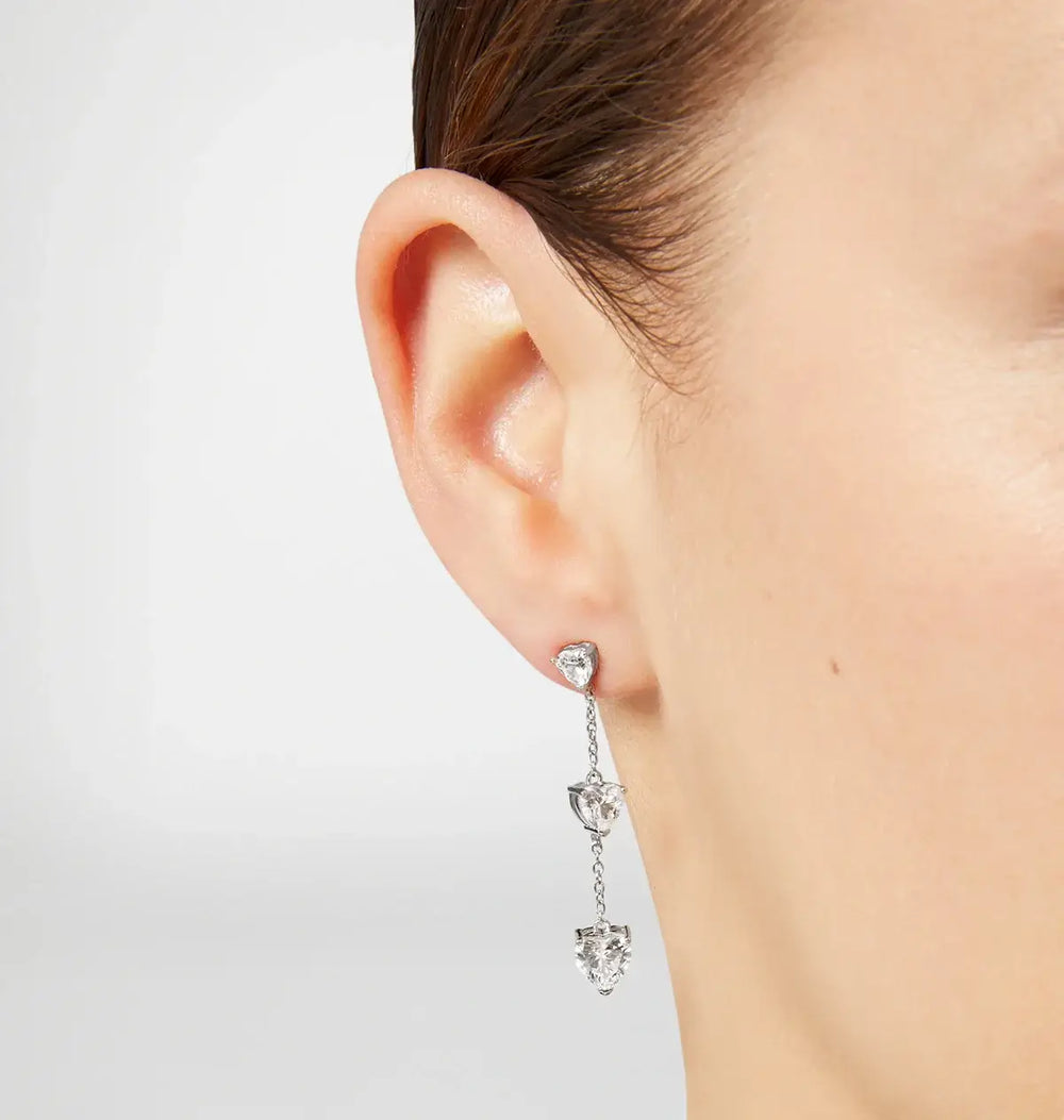 Детайл на висящите сърца с циркони на обеците Chiara Ferragni Silver Collection.