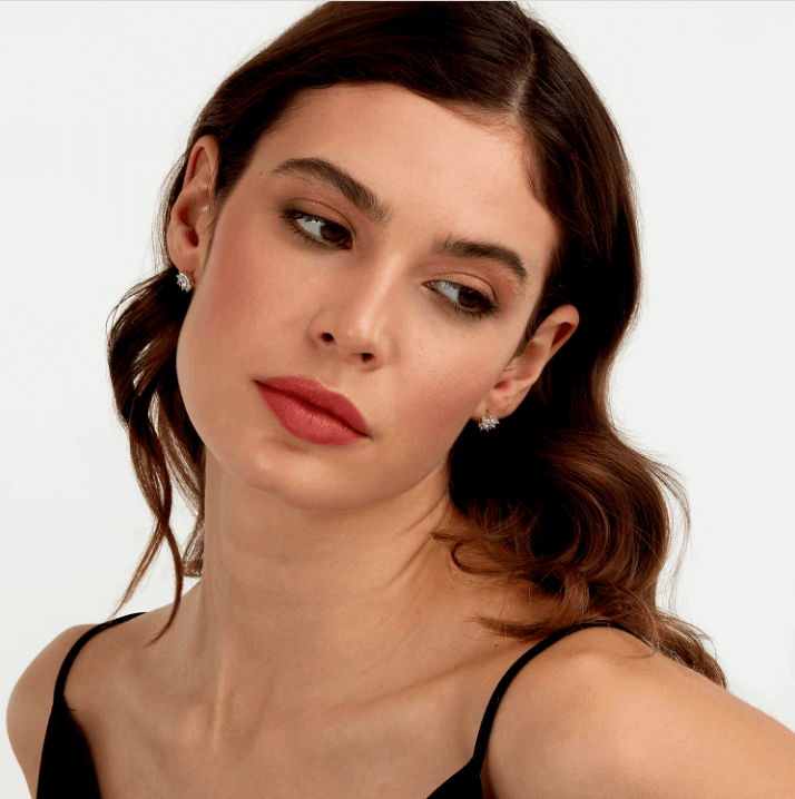 Модел, носещ дамски сребърни обеци на винт с циркони във форма на цвете от колекцията Morellato Tesori.