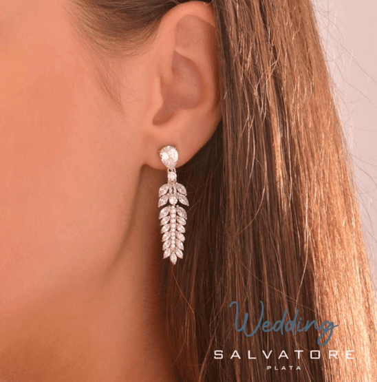 Дамски висящи сребърни обеци Salvatore Plata Wedding с циркони, показани на модел