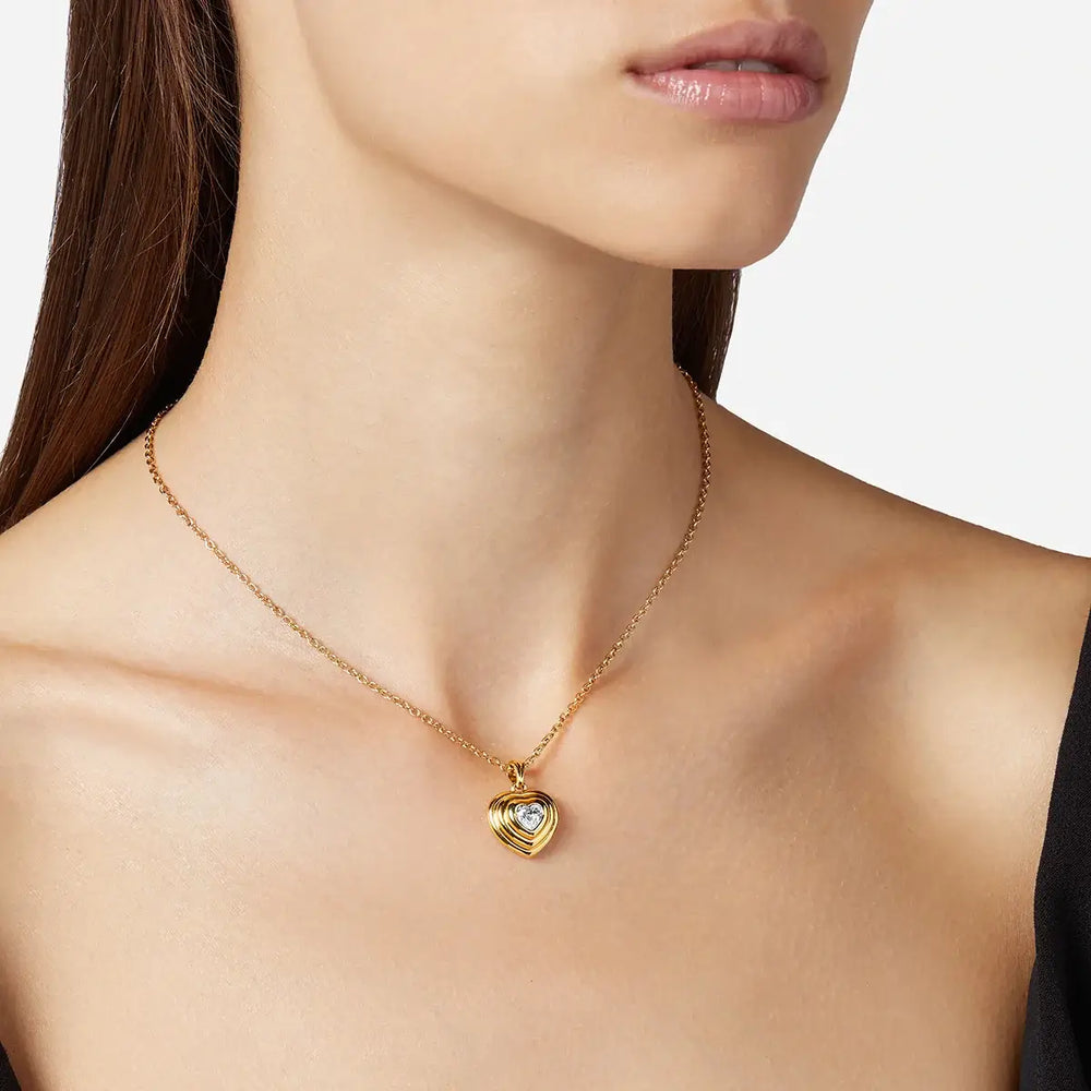 златно колие на жена