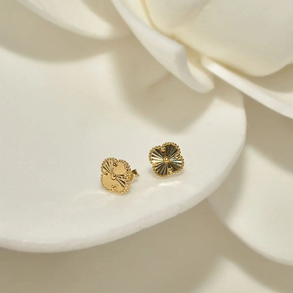 Дамски златни обеци с гравирани детайли и винтово закопчаване.
