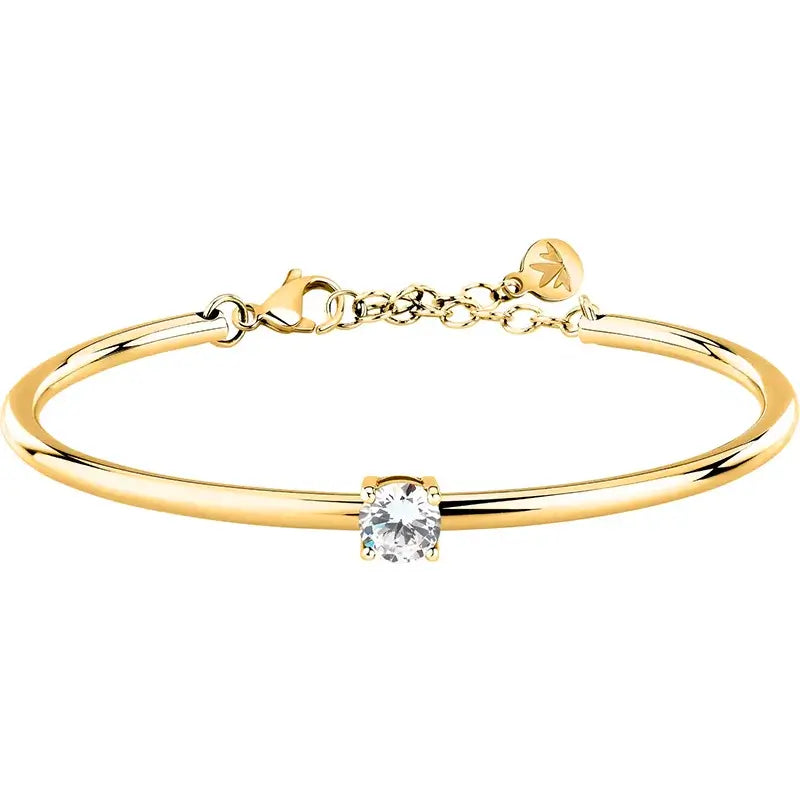 Позлатена твърда гривна от медицинска стомана с бял циркон, модел SAKM97, студио кадър.