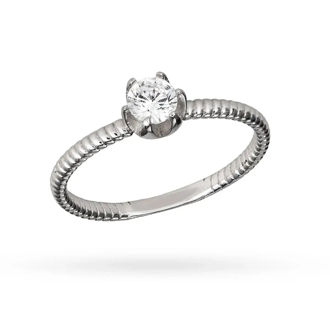 Пръстен от бяло злато с централен циркон и оребрена халка
