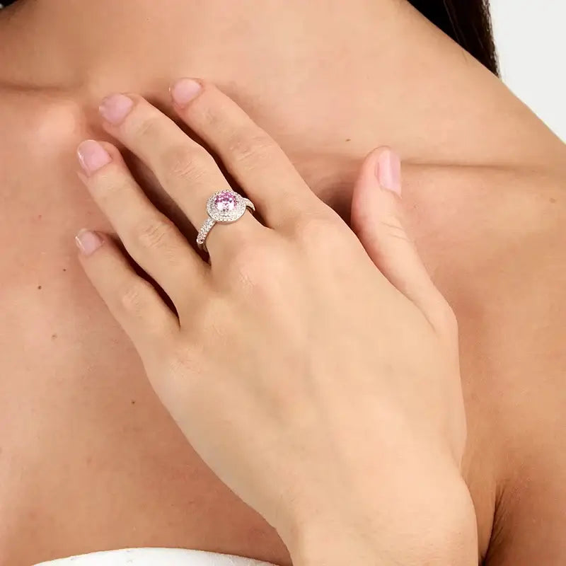 Пръстен „ореол“ с розов циркон върху длан, близък план на шината с инкрустации.