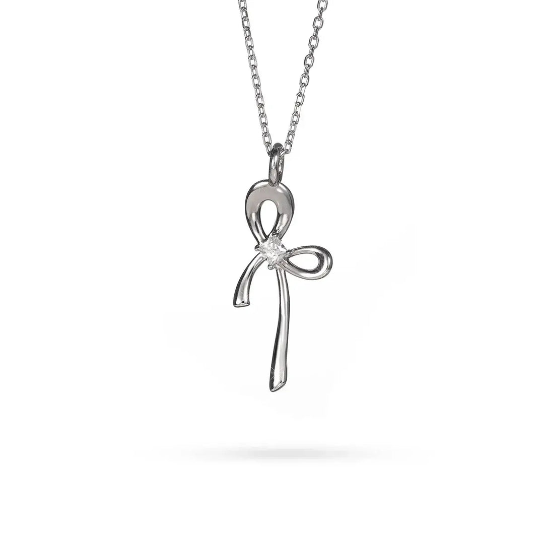 Сребърно колие с абстрактна панделка и централен циркон – артистичен стил