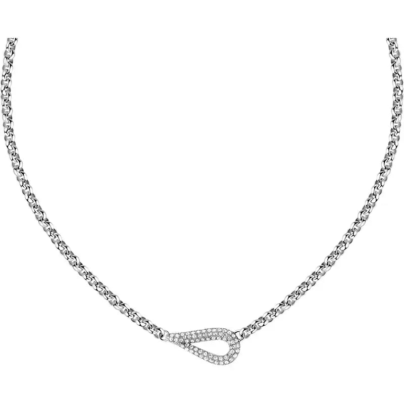 Сребристо колие от неръждаема стомана с висулка „капка“, инкрустирана с бели кристали – общ студиен кадър.