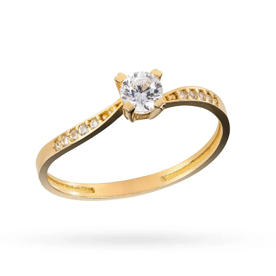 Златен пръстен с централен циркон и извита лента с камъни