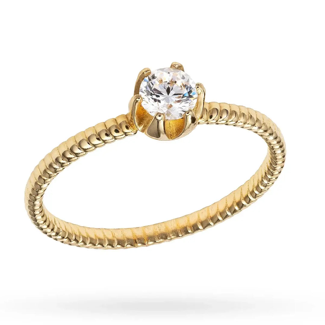Златен пръстен с централен циркон и оребрена текстура