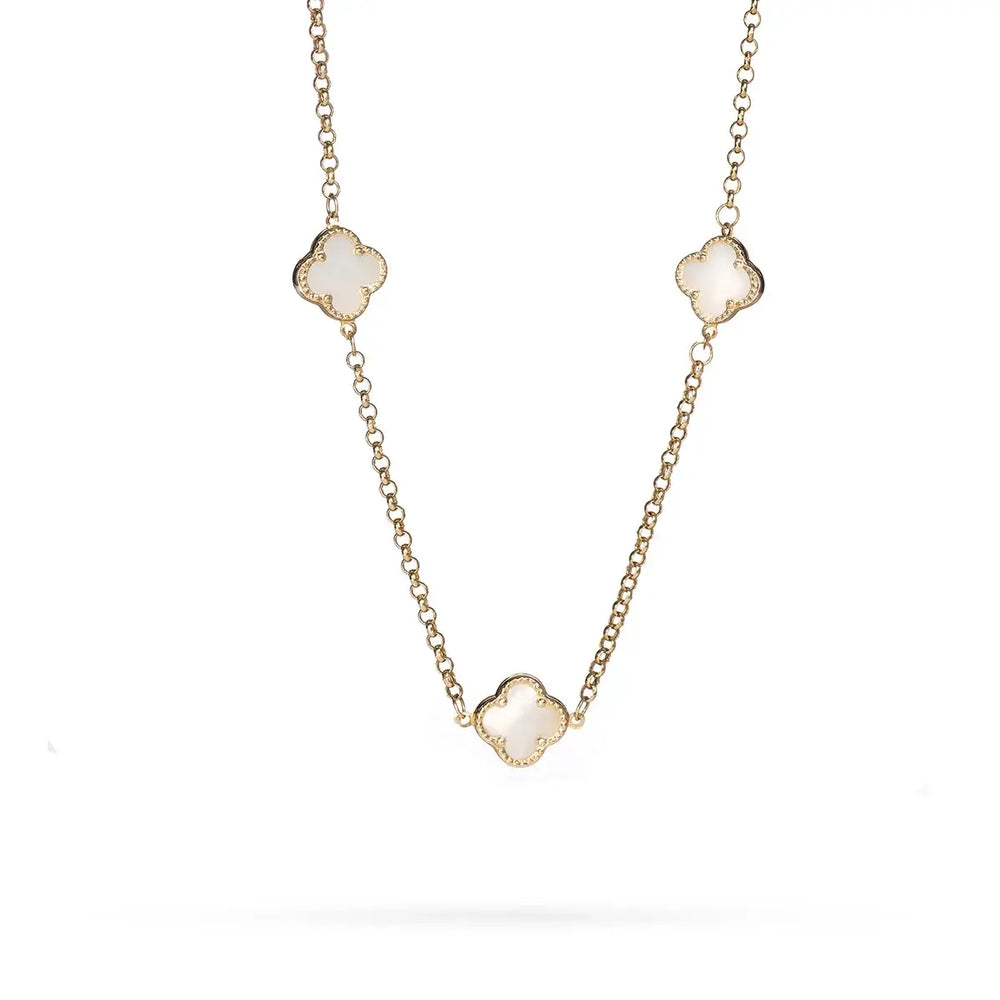 Златно колие с детелини и седеф – нежен и символичен акцент в ежедневието