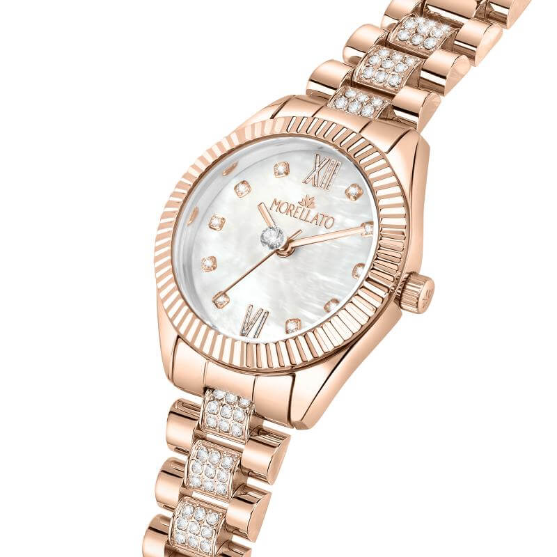 Часовник Morellato Magia. Дамски часовник с кварцов механизъм (VJ21). Каса 28 мм от стомана с розово златно PVD покритие и инкрустирани Цирконии. Верижка от стомана с розово златно PVD покритие. Минерално стъкло. Водоустойчивост 3 АТМ. Гаранция 2 години.