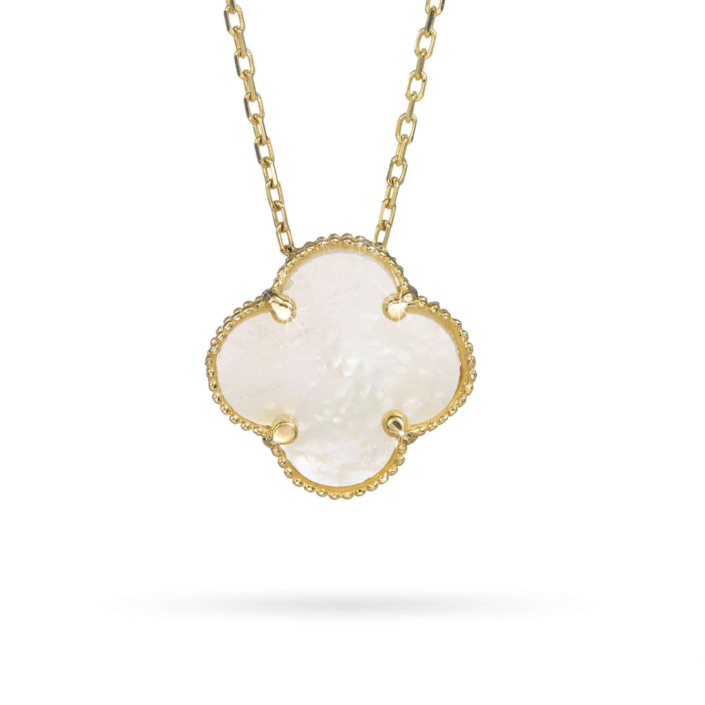 Детайл на златно колие с детелина и седеф