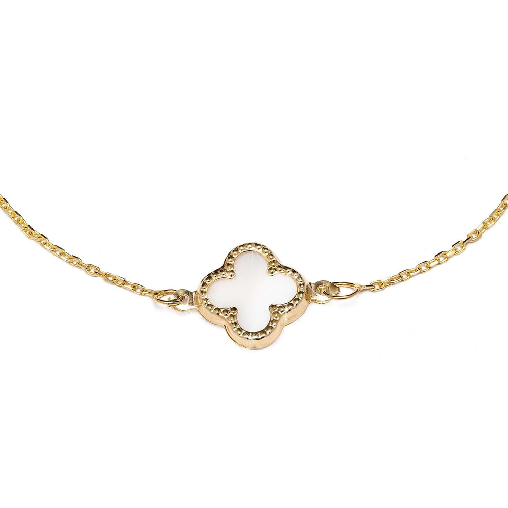 Детайл на златна гривна с детелина и седеф