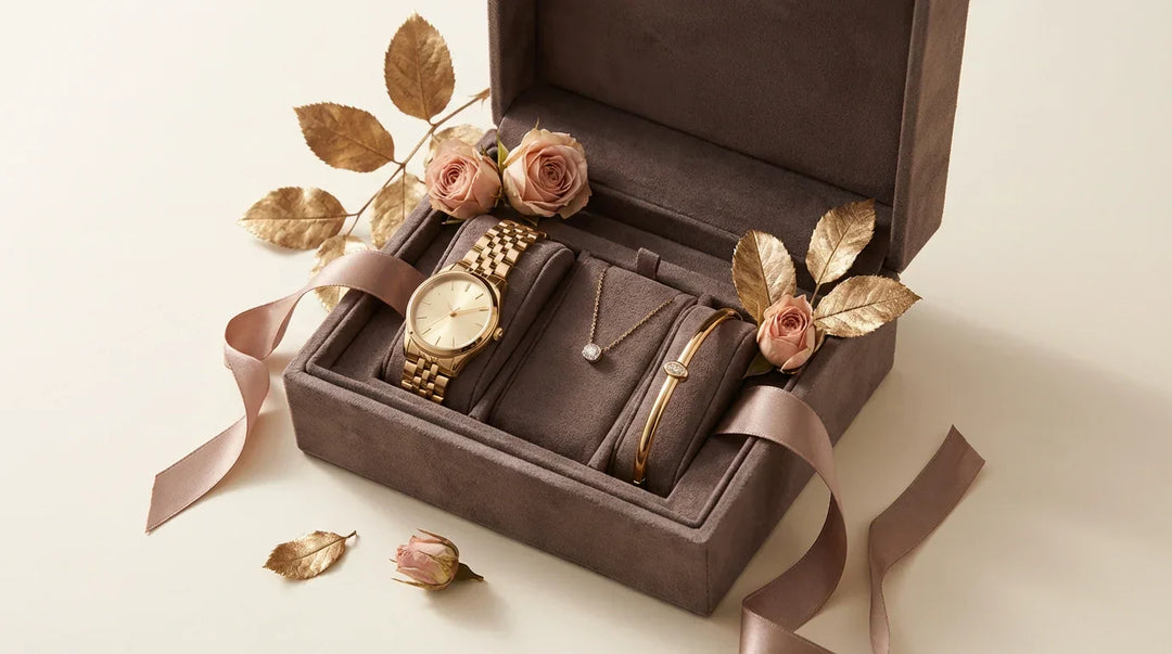 Подарък за жена: дамски часовник, колие с диамант и златна гривна, поднесени в подаръчна кутия.