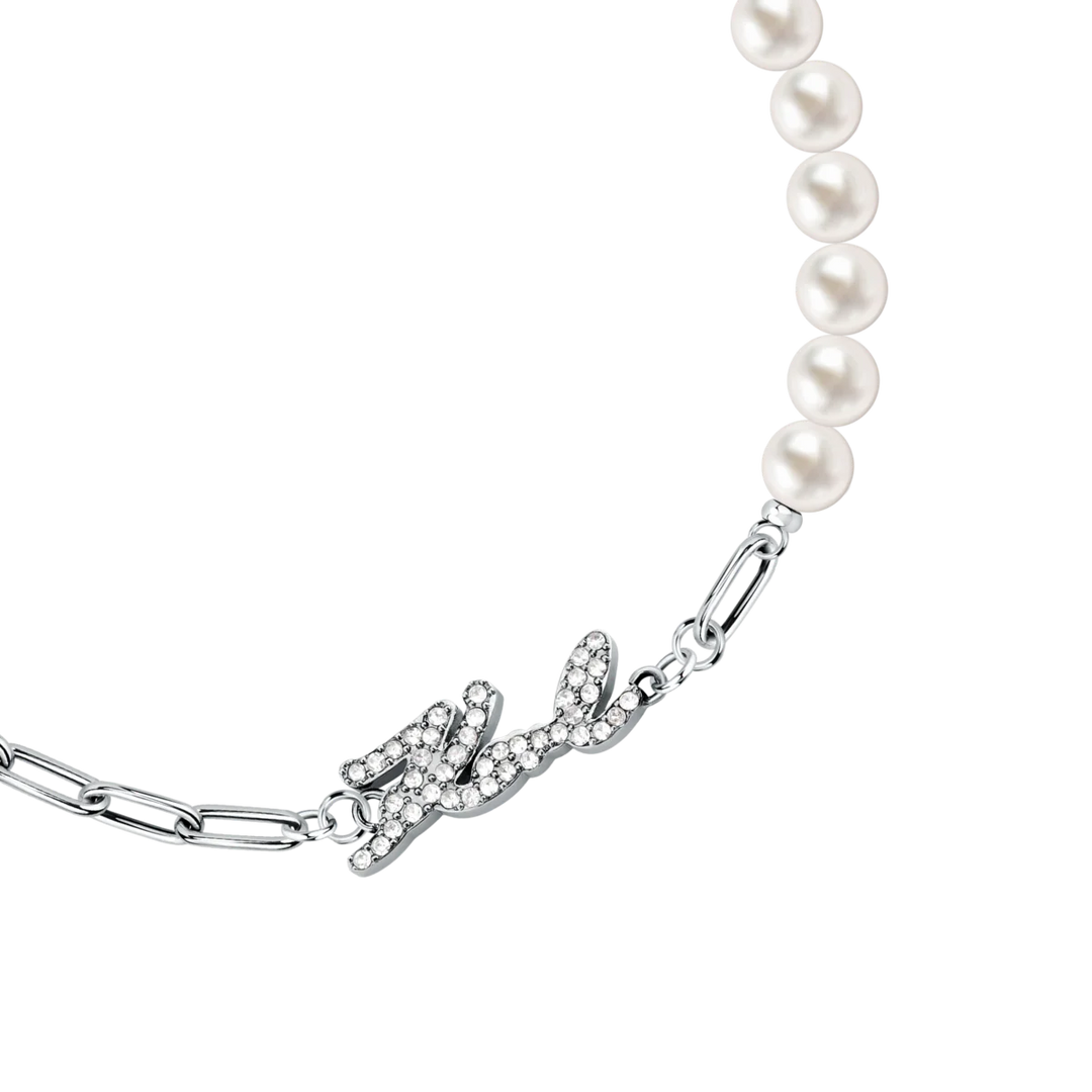 Дамска гривна Karl Lagerfeld Pearl, детайл на перлите и елемента Karl с кристали върху сребриста верижка – модел KLAYR08