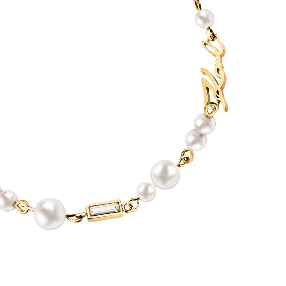 Детайлен кадър на дамска гривна с перли и кристали Karl Lagerfeld с логото Karl и златно PVD покритие – KLAYR19