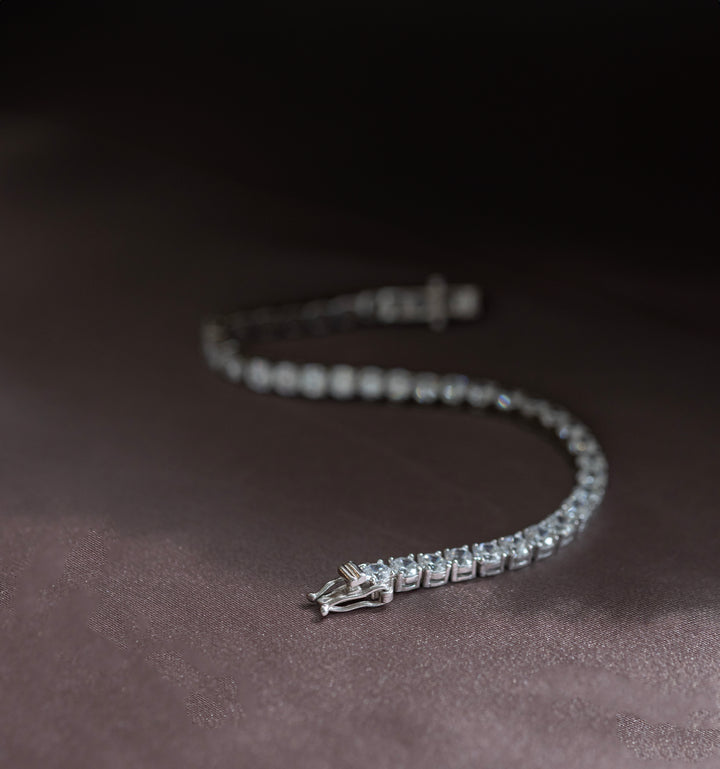 Дамска сребърна тенис гривна с инкрустирани циркони. Размер 16 см. Senso Silver