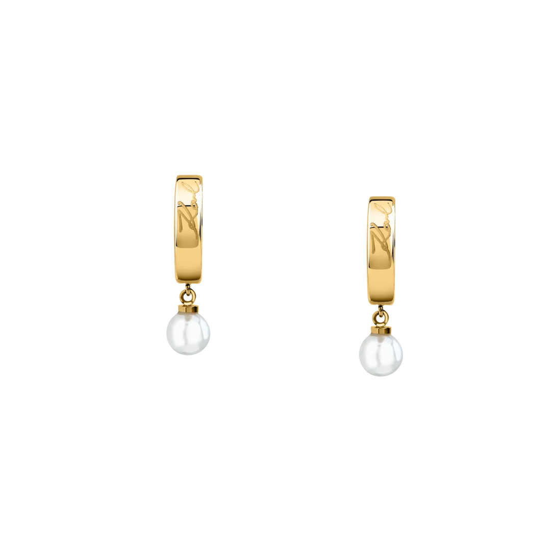 Дамски обеци Karl Lagerfeld Pearl, златисти халки с подпис Karl и бяла перла – страничен изглед, модел KLAYR15