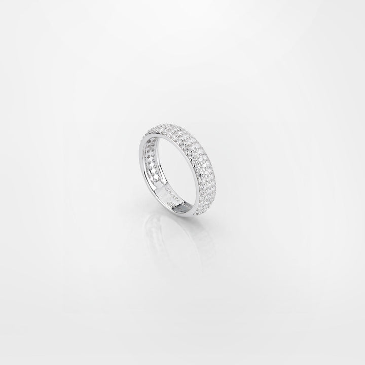 Дамски сребърен пръстен с инктустирани циркони.