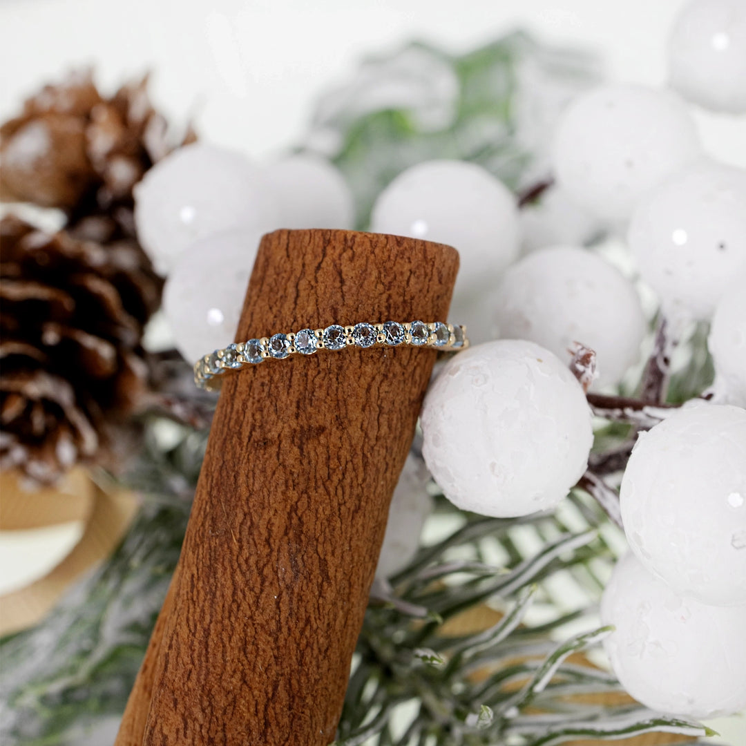 Дамски златен пръстен 14к с инкрустирани топази.