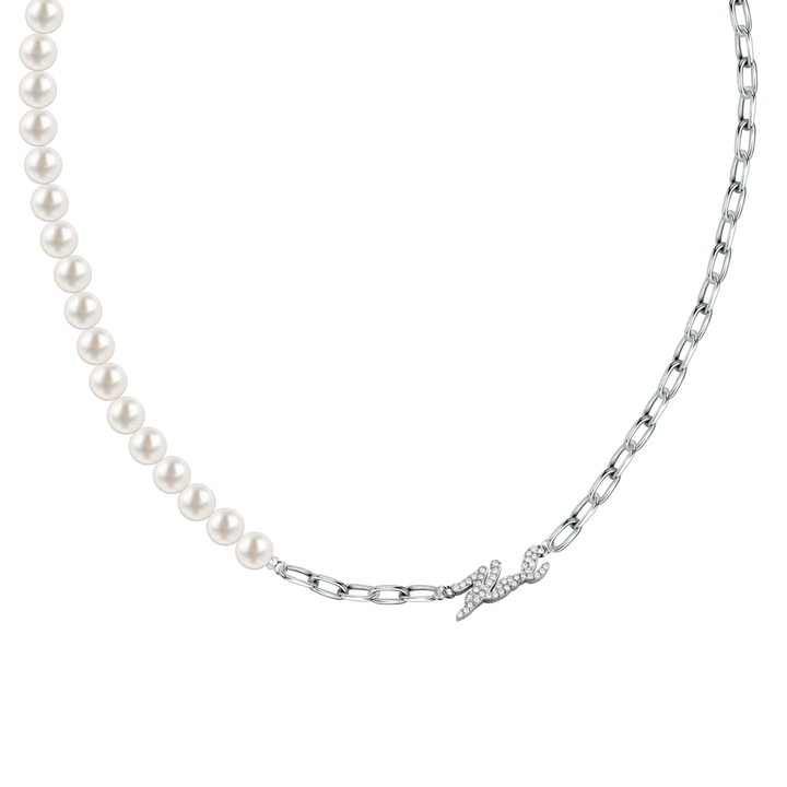 Дамско колие Karl Lagerfeld Pearl, асиметричен дизайн с бели перли и сребриста стоманена верижка – модел KLAYR03, изглед в близък план