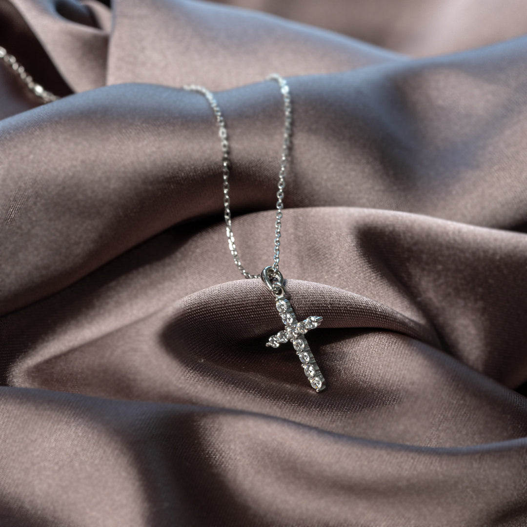 Дамско колие изработено от сребро с висулка кръст с циркони. Senso SIlver