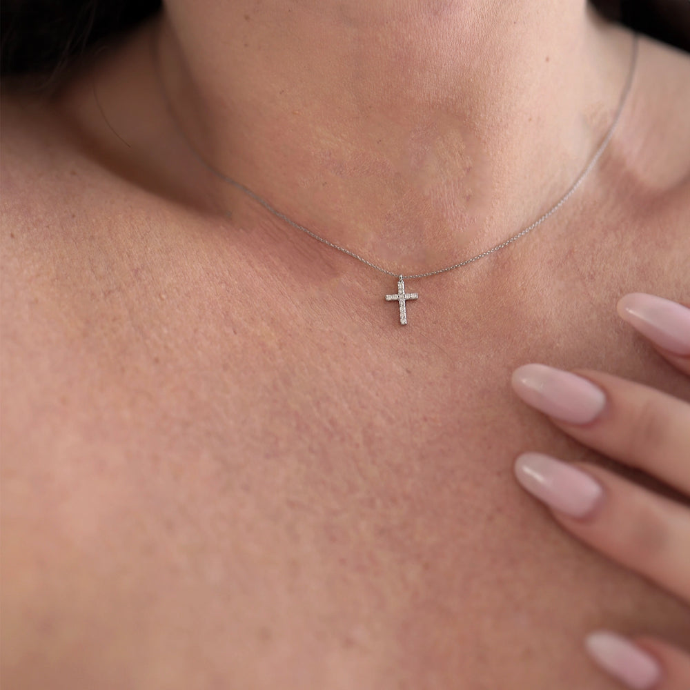 Дамско златно колие кръстчс инкрустирани диаманти 0.08ct 