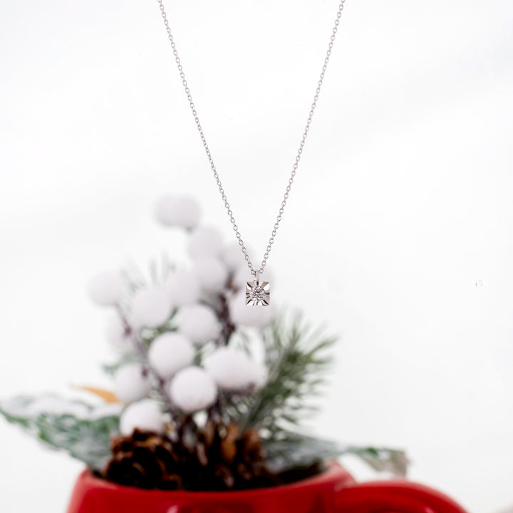 Дамско златно колие от бяло злато с инкрустиран диамант.