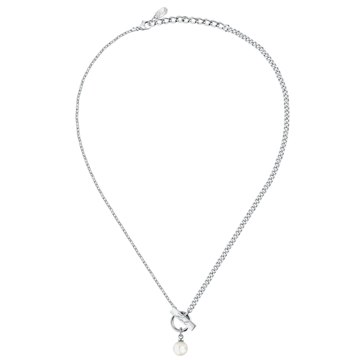 Детайлен кадър на колие Karl Lagerfeld Pearl със сребрист елемент с подпис Karl и бяла перла – KLAYR05