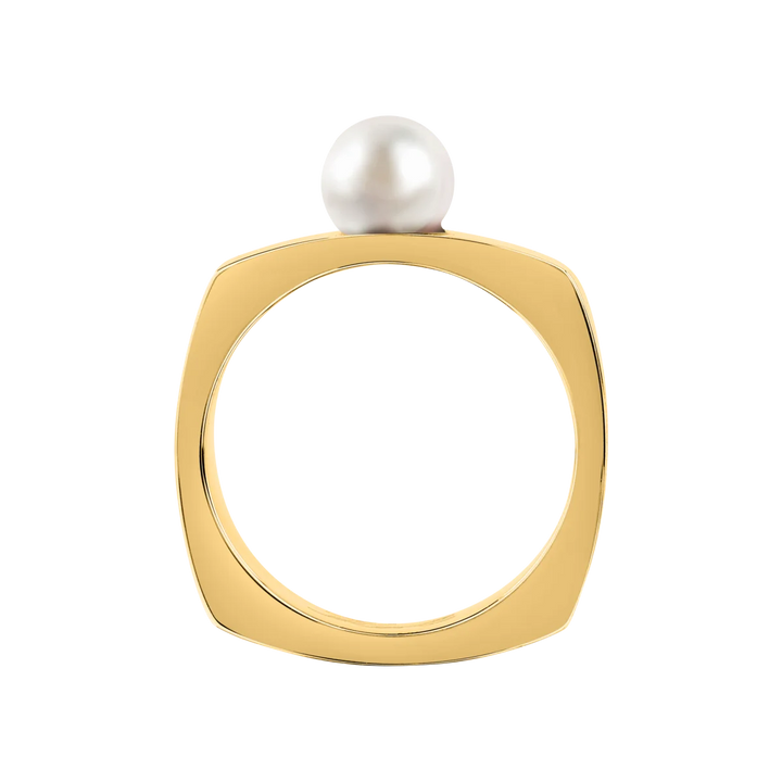 Детайлен кадър на квадратен пръстен Karl Lagerfeld с гравиран подпис и бяла shell перла – KLAYR16012