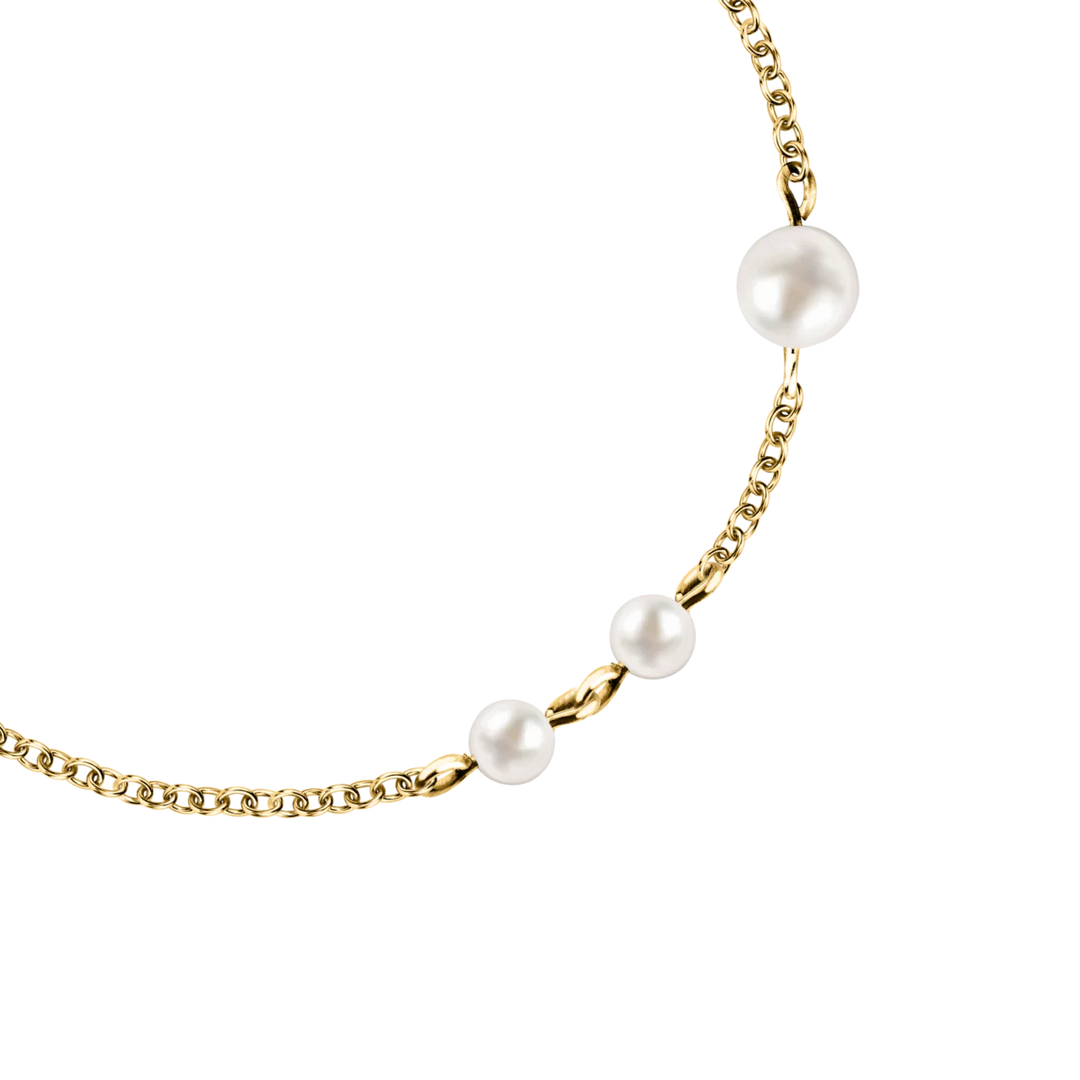 Детайлен изглед на дамска гривна Karl Lagerfeld Pearl с три бели перли върху златиста верижка – KLAYR20