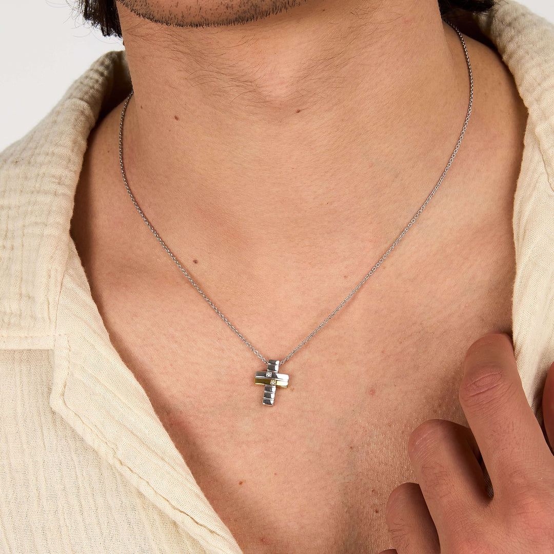 Мъжко колие с кръст, изработено от сребро 925 и инкрустиран диамант 0.01ct. SAYE02