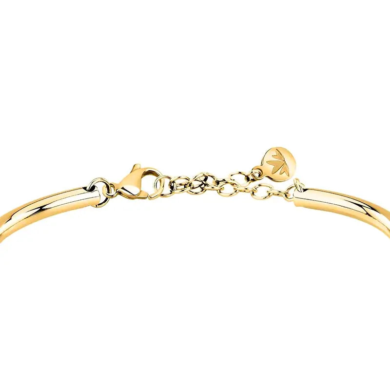 Детайл на карабинка и верижка за регулиране при позлатена гривна bangle.
