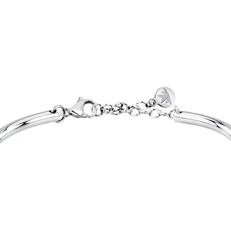 Детайл на карабинка и верижка за регулиране при стоманена bangle гривна.

