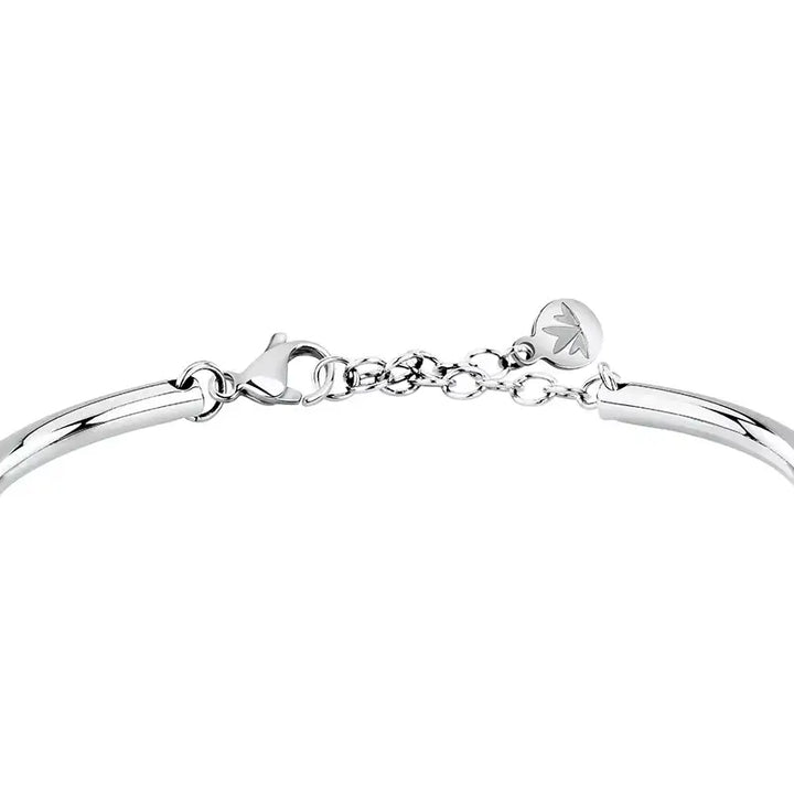 Детайл на карабинка и верижка за регулиране при стоманена bangle гривна.
