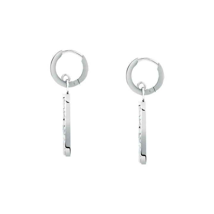 Стилни висящи обеци с кристали, показани в профил с фини стоманени халки и изчистен силует.